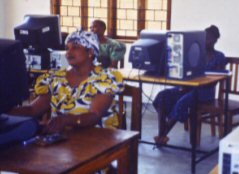 Image of a training session at the Multipurpose
                  Community Telecentre (MCT) referred to in the case study.